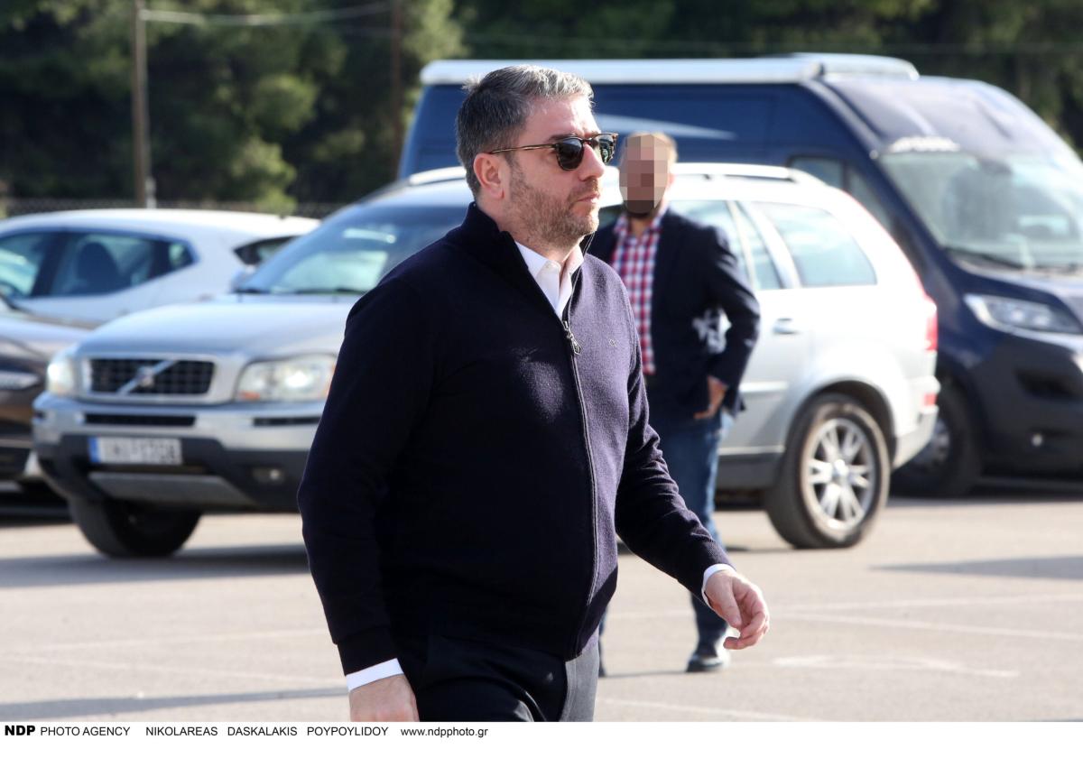 Κηδεία Παπαδάκη: Όλοι παρατήρησαν τι γράφει το στεφάνι που έστειλε ο Μητσοτάκης – Συντετριμμένη η σύζυγός του Τίνα, μπήκε από την πίσω πόρτα 16 img 3917 scaled