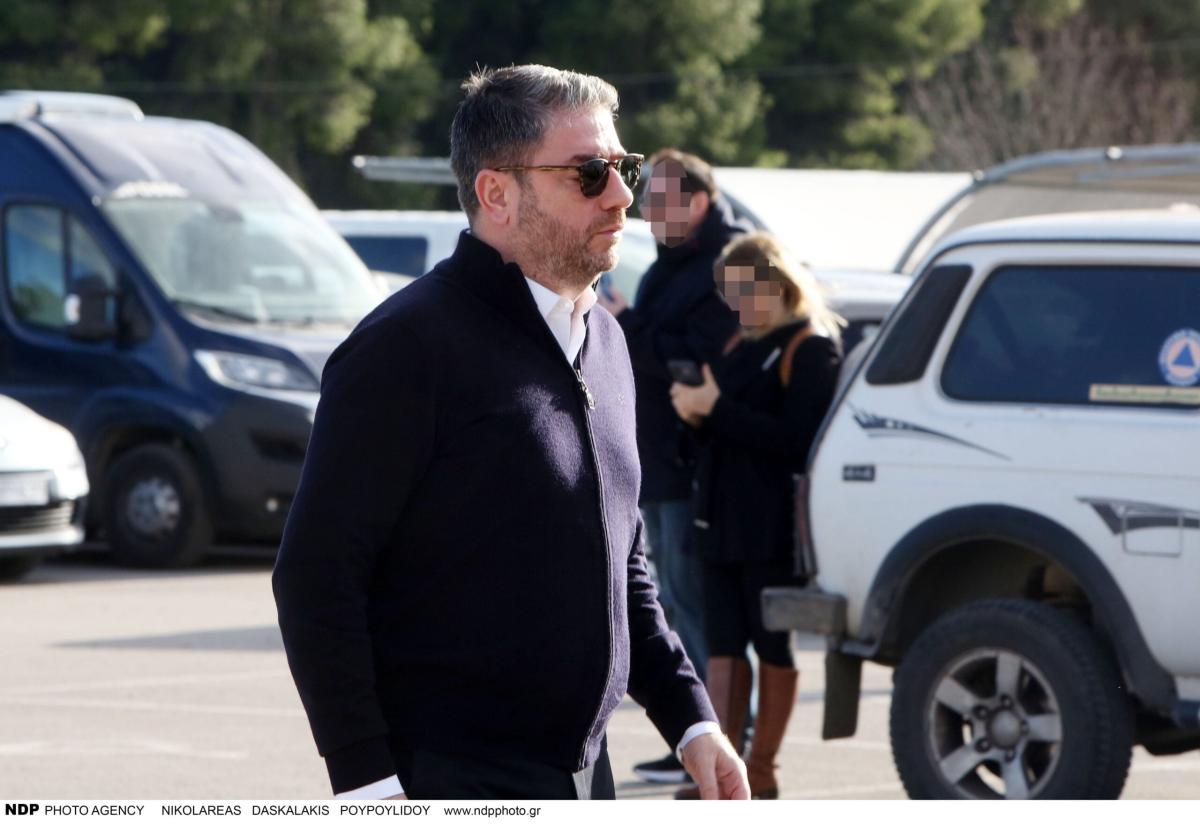 Κηδεία Παπαδάκη: Όλοι παρατήρησαν τι γράφει το στεφάνι που έστειλε ο Μητσοτάκης – Συντετριμμένη η σύζυγός του Τίνα, μπήκε από την πίσω πόρτα 17 img 3918 scaled