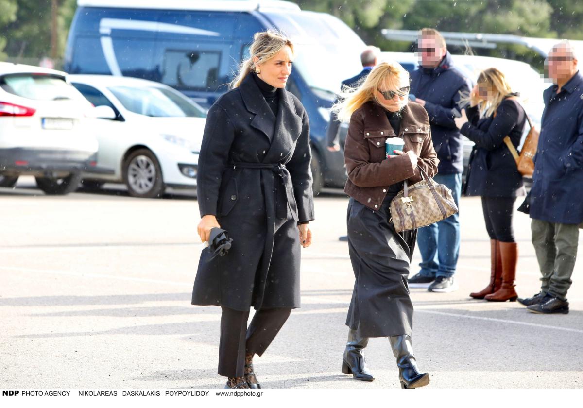 Κηδεία Παπαδάκη: Όλοι παρατήρησαν τι γράφει το στεφάνι που έστειλε ο Μητσοτάκης – Συντετριμμένη η σύζυγός του Τίνα, μπήκε από την πίσω πόρτα 18 img 3920 scaled