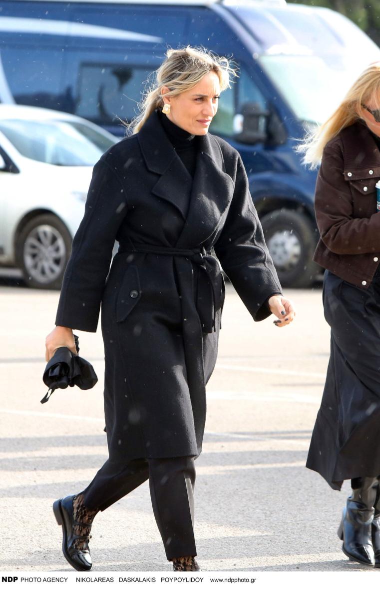 Κηδεία Παπαδάκη: Όλοι παρατήρησαν τι γράφει το στεφάνι που έστειλε ο Μητσοτάκης – Συντετριμμένη η σύζυγός του Τίνα, μπήκε από την πίσω πόρτα 19 img 3921 scaled