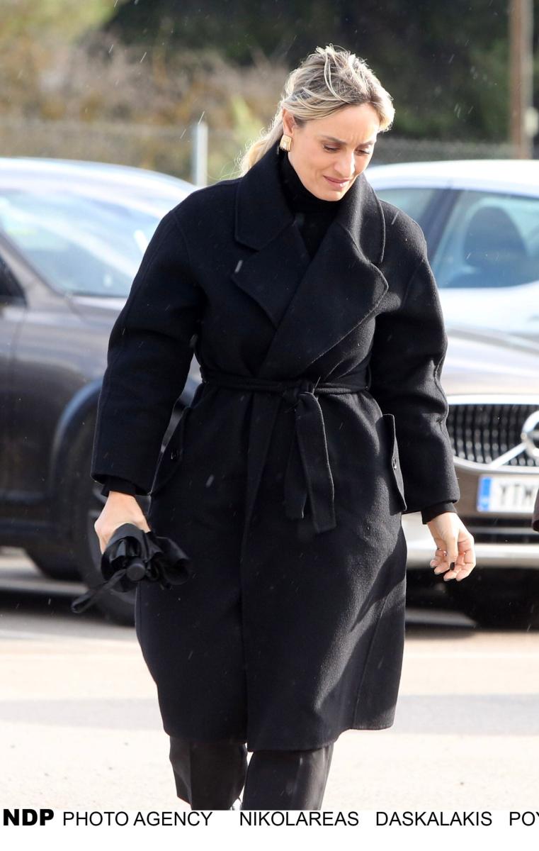 Κηδεία Παπαδάκη: Όλοι παρατήρησαν τι γράφει το στεφάνι που έστειλε ο Μητσοτάκης – Συντετριμμένη η σύζυγός του Τίνα, μπήκε από την πίσω πόρτα 20 img 3922 scaled