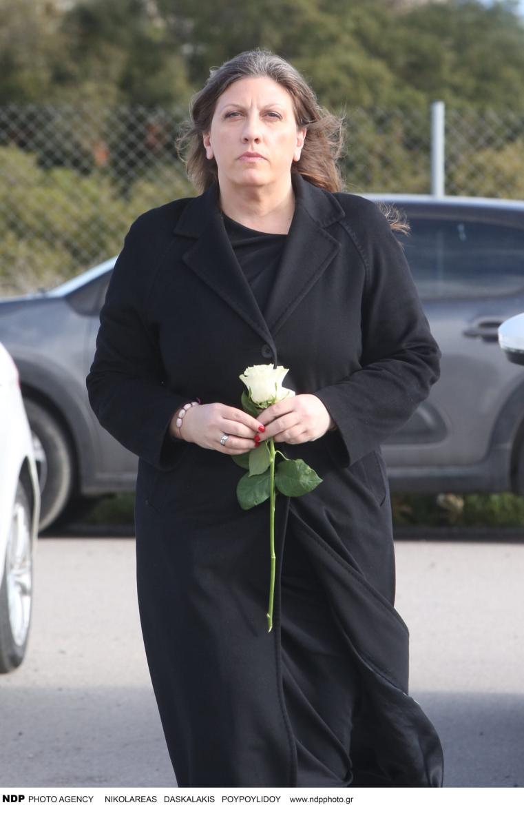 Κηδεία Παπαδάκη: Όλοι παρατήρησαν τι γράφει το στεφάνι που έστειλε ο Μητσοτάκης – Συντετριμμένη η σύζυγός του Τίνα, μπήκε από την πίσω πόρτα 22 img 3932 scaled