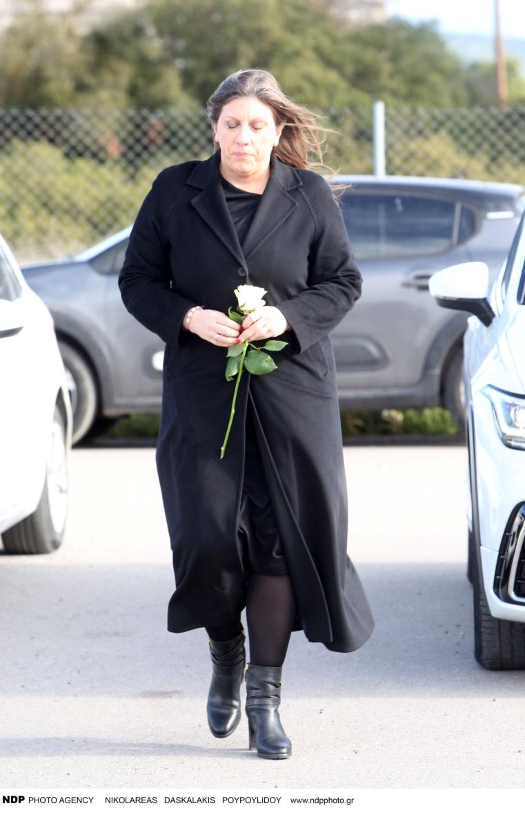 Κηδεία Παπαδάκη: Όλοι παρατήρησαν τι γράφει το στεφάνι που έστειλε ο Μητσοτάκης – Συντετριμμένη η σύζυγός του Τίνα, μπήκε από την πίσω πόρτα 23 img 3934 scaled