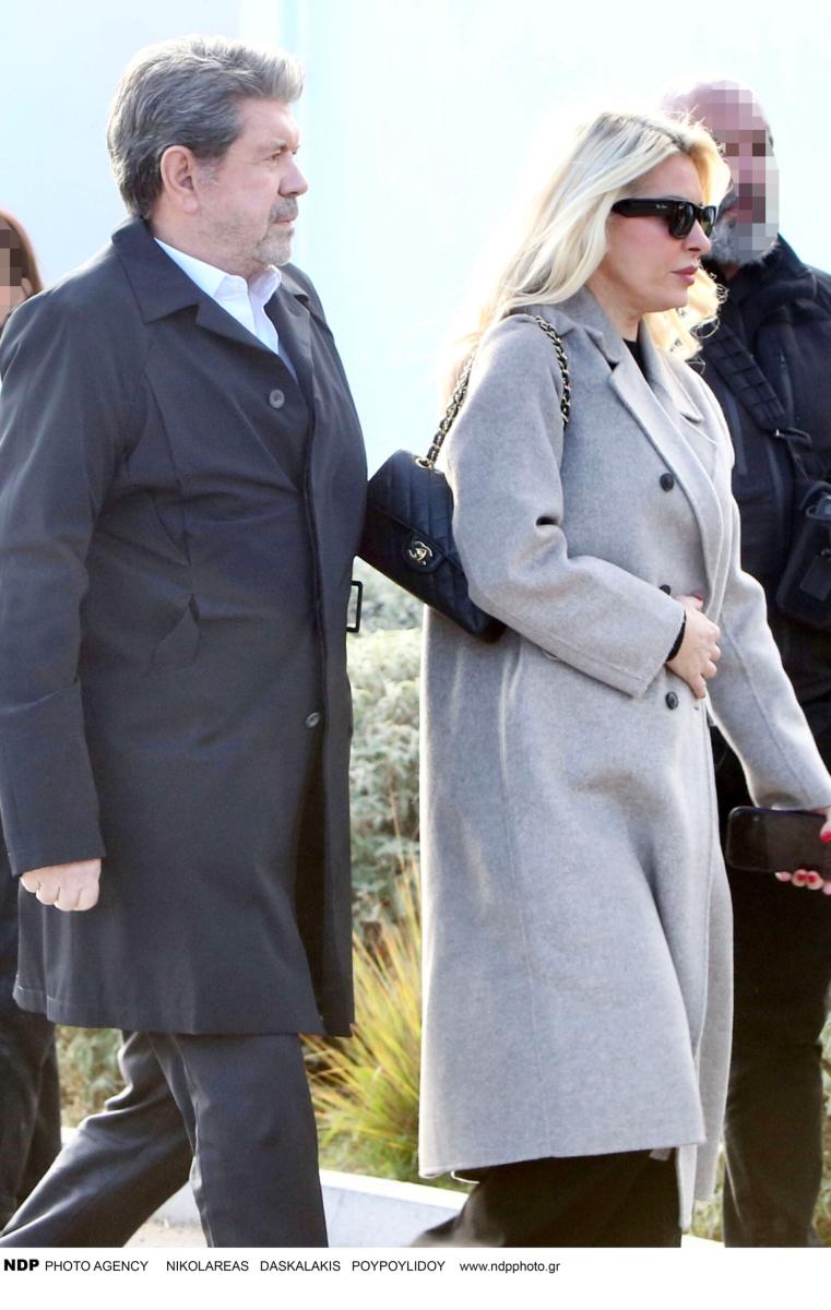 Κηδεία Παπαδάκη: Όλοι παρατήρησαν τι γράφει το στεφάνι που έστειλε ο Μητσοτάκης – Συντετριμμένη η σύζυγός του Τίνα, μπήκε από την πίσω πόρτα 24 img 3937 scaled