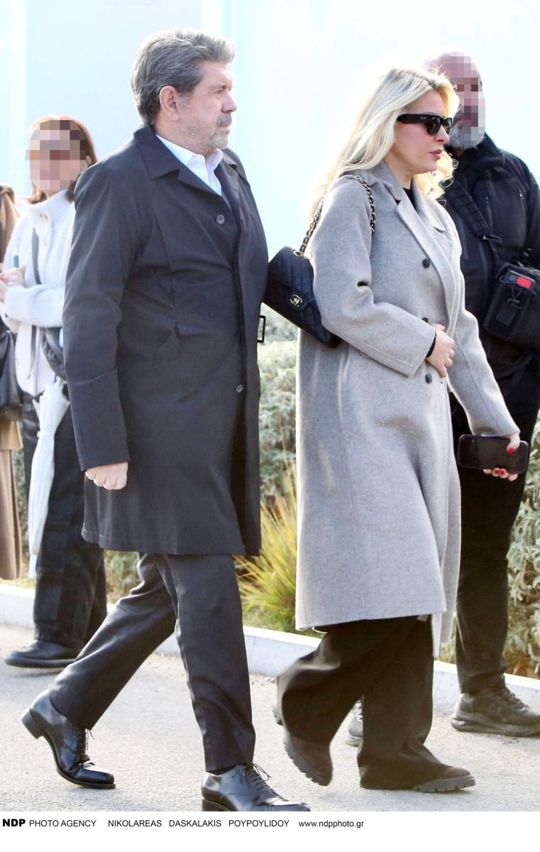 Κηδεία Παπαδάκη: Όλοι παρατήρησαν τι γράφει το στεφάνι που έστειλε ο Μητσοτάκης – Συντετριμμένη η σύζυγός του Τίνα, μπήκε από την πίσω πόρτα 25 img 3938 scaled