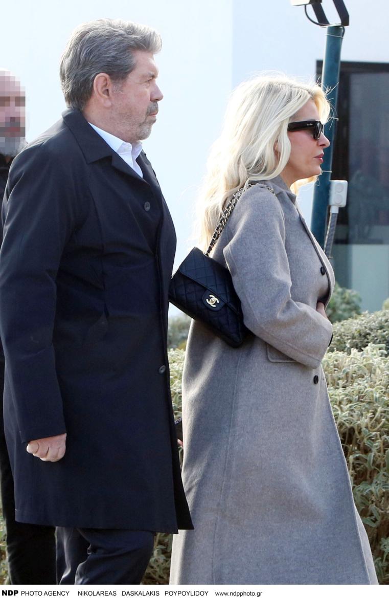 Κηδεία Παπαδάκη: Όλοι παρατήρησαν τι γράφει το στεφάνι που έστειλε ο Μητσοτάκης – Συντετριμμένη η σύζυγός του Τίνα, μπήκε από την πίσω πόρτα 27 img 3940 scaled