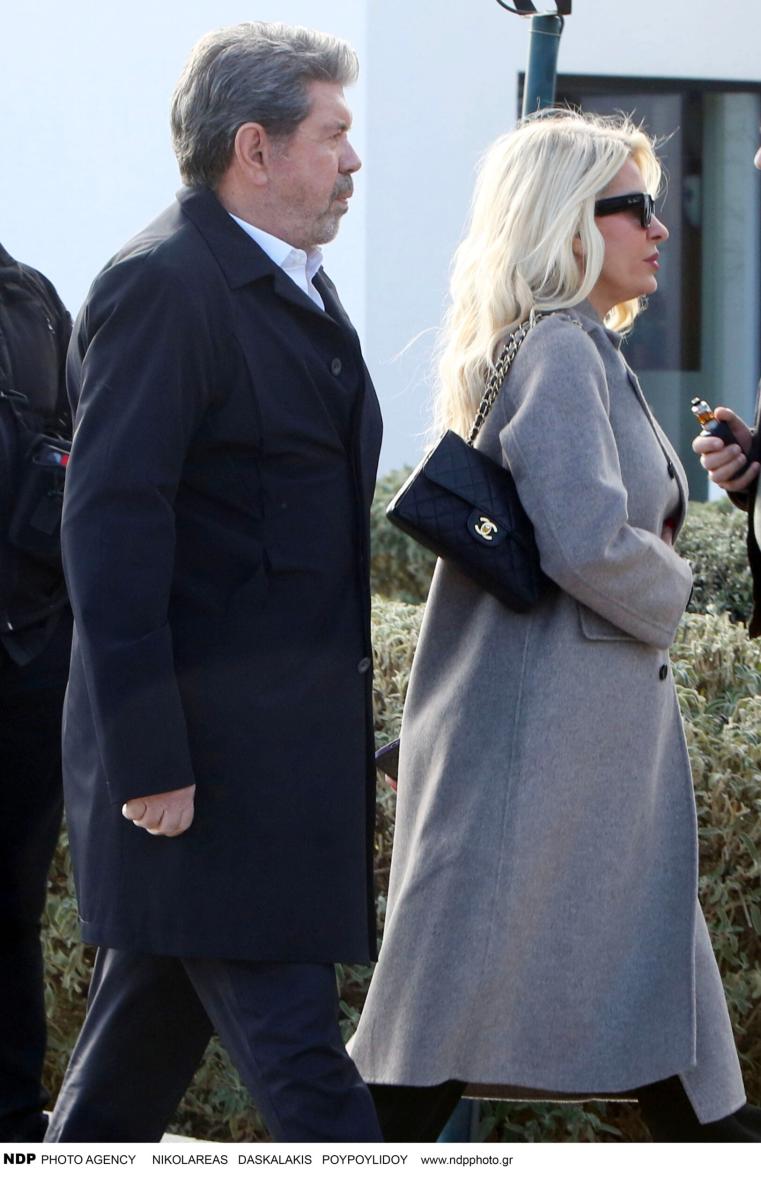 Κηδεία Παπαδάκη: Όλοι παρατήρησαν τι γράφει το στεφάνι που έστειλε ο Μητσοτάκης – Συντετριμμένη η σύζυγός του Τίνα, μπήκε από την πίσω πόρτα 29 img 3942 scaled