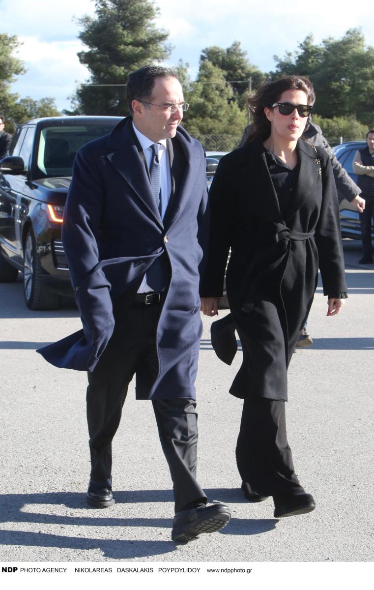 Κηδεία Παπαδάκη: Όλοι παρατήρησαν τι γράφει το στεφάνι που έστειλε ο Μητσοτάκης – Συντετριμμένη η σύζυγός του Τίνα, μπήκε από την πίσω πόρτα 31 img 3949 scaled