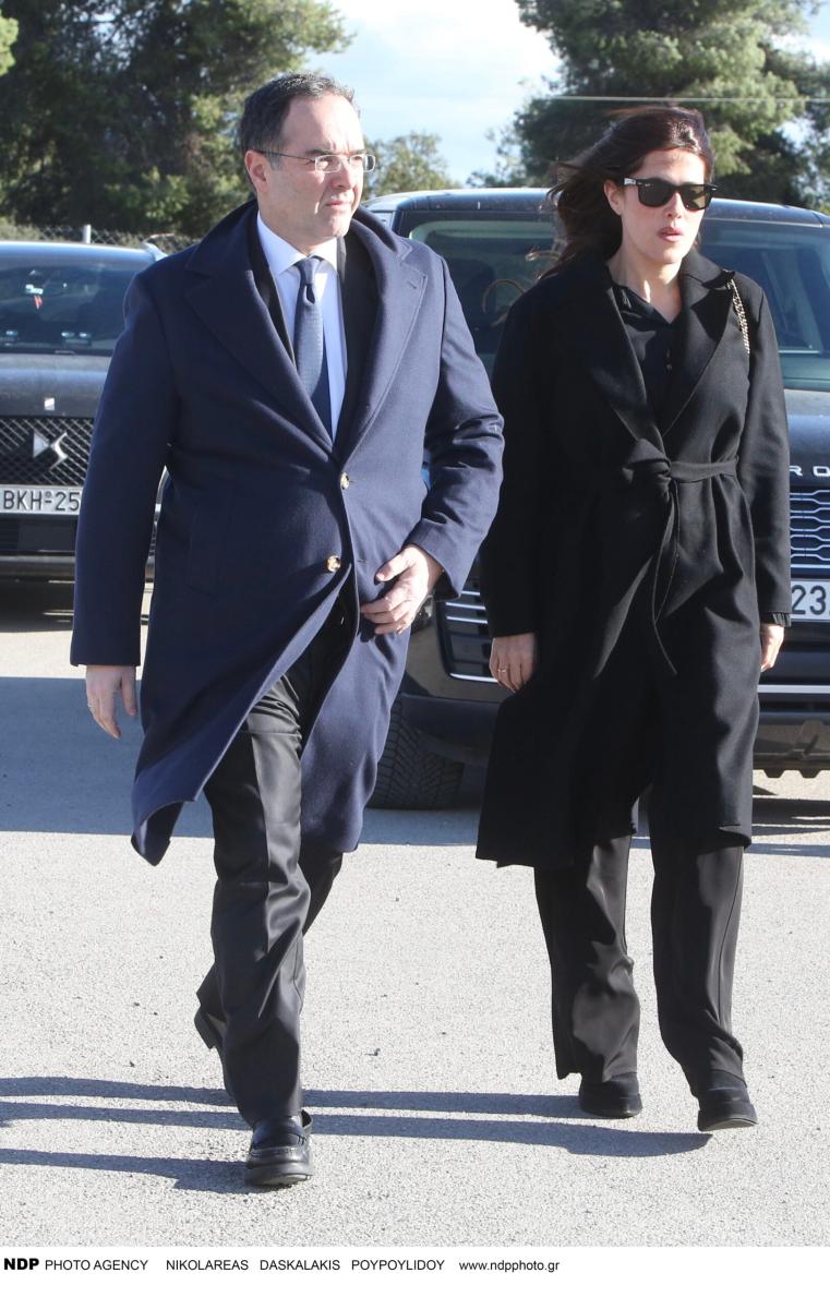 Κηδεία Παπαδάκη: Όλοι παρατήρησαν τι γράφει το στεφάνι που έστειλε ο Μητσοτάκης – Συντετριμμένη η σύζυγός του Τίνα, μπήκε από την πίσω πόρτα 32 img 3952 scaled