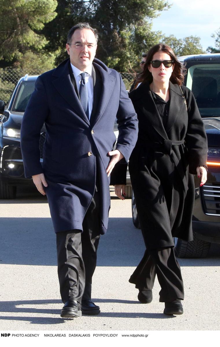 Κηδεία Παπαδάκη: Όλοι παρατήρησαν τι γράφει το στεφάνι που έστειλε ο Μητσοτάκης – Συντετριμμένη η σύζυγός του Τίνα, μπήκε από την πίσω πόρτα 33 img 3955 scaled