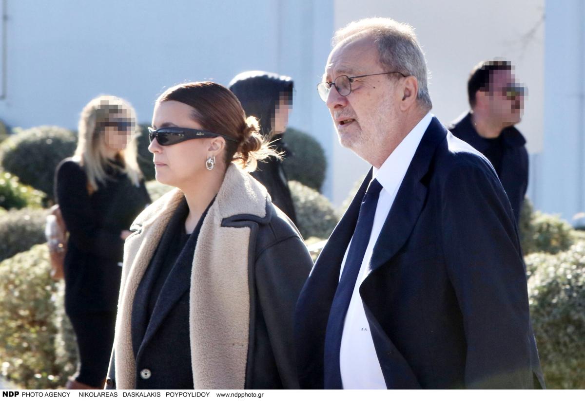 Κηδεία Παπαδάκη: Όλοι παρατήρησαν τι γράφει το στεφάνι που έστειλε ο Μητσοτάκης – Συντετριμμένη η σύζυγός του Τίνα, μπήκε από την πίσω πόρτα 34 img 3960 scaled