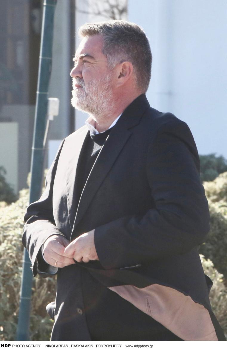 Κηδεία Παπαδάκη: Όλοι παρατήρησαν τι γράφει το στεφάνι που έστειλε ο Μητσοτάκης – Συντετριμμένη η σύζυγός του Τίνα, μπήκε από την πίσω πόρτα 36 img 3963 scaled