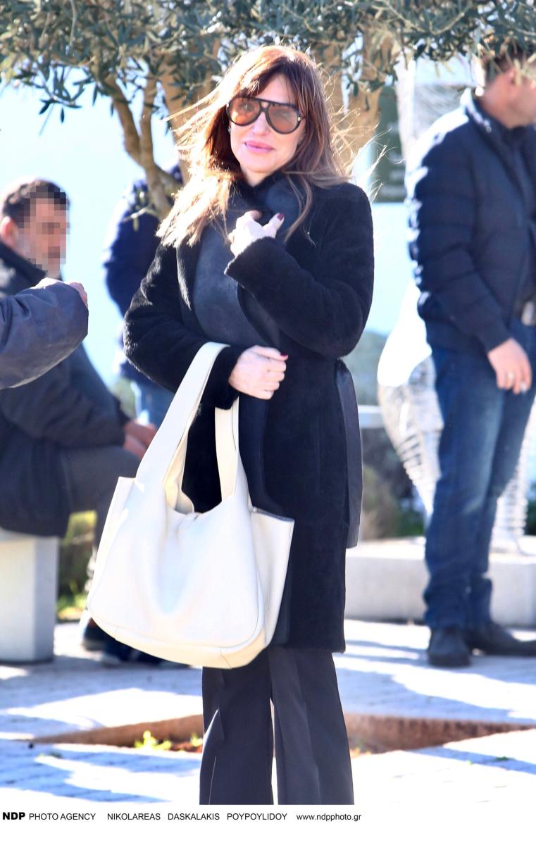 Κηδεία Παπαδάκη: Όλοι παρατήρησαν τι γράφει το στεφάνι που έστειλε ο Μητσοτάκης – Συντετριμμένη η σύζυγός του Τίνα, μπήκε από την πίσω πόρτα 39 img 3970 scaled