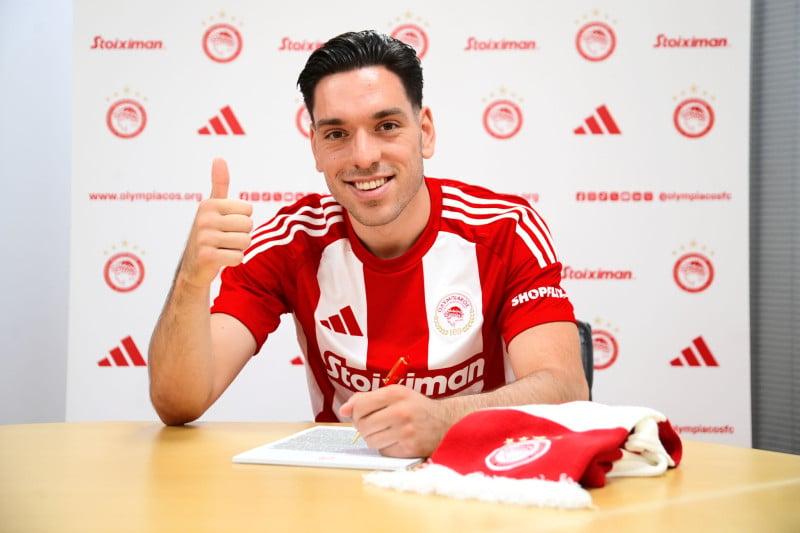 Ο Νίκος Αθανασίου μετά την υπογραφή του συμβολαίου του στον Ολυμπιακό