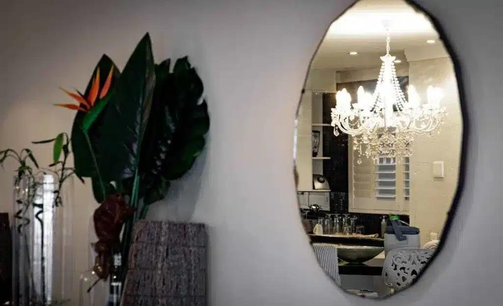 avoid reflecting clutter or unwa