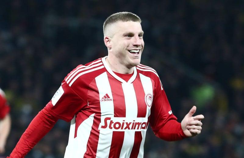 Ο Πεπ Μπιέλ χαμογελαστός σε ματς του Ολυμπιακού