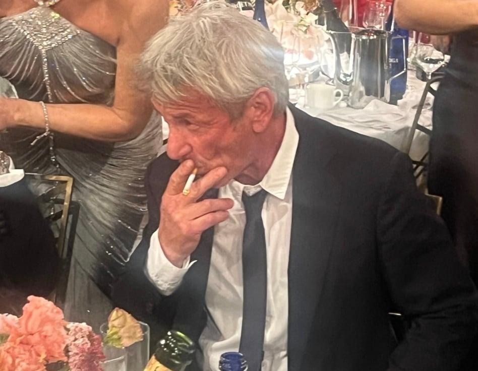 O Σον Πεν άναψε τσιγάρο μέσα στις Χρυσές Σφαίρες και άφησε άφωνο το κοινό 1 stigmiotypo othonis 2026 01 13 00.00.13