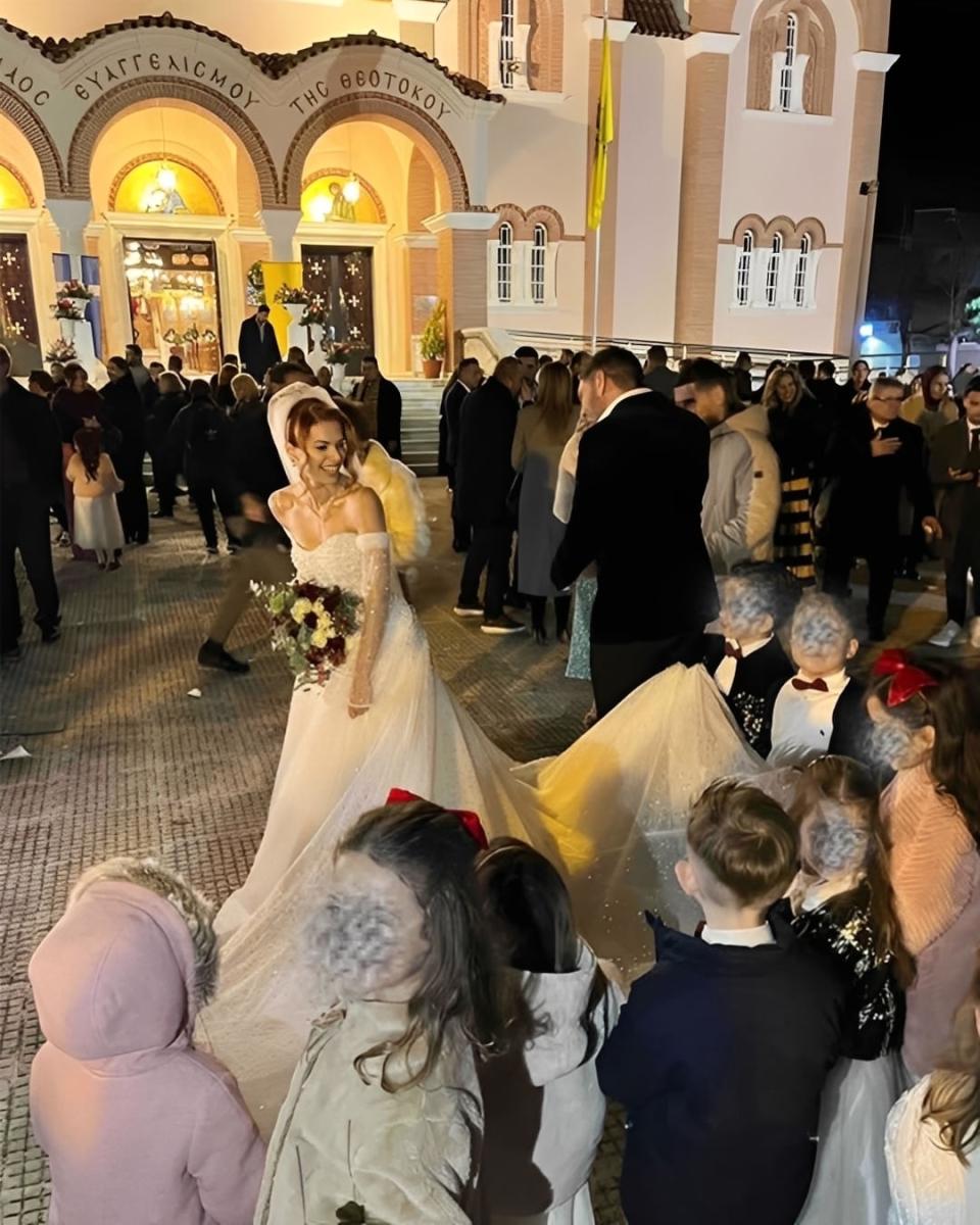 Κομοτηνή: Νηπιαγωγός παντρεύτηκε με 20 παρανυφάκια, τους αγαπημένους της μαθητές 1 3 21