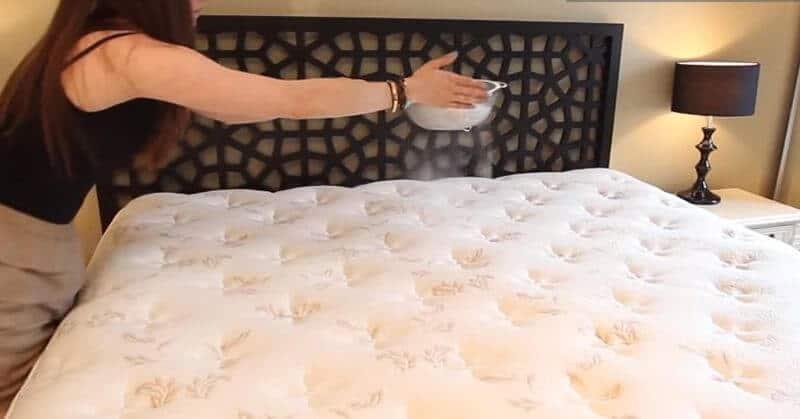 20 κορυφαία κόλπα καθαρισμού για το σπίτι 15 baking soda mattress