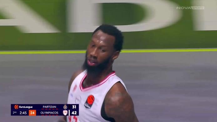 Τρομερή πτήση και κάρφωμα του Χολ έπειτα από σερβίρισμα Γουόκαπ (ΒΙΝΤΕΟ)