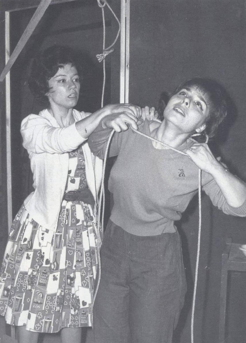 1961 maria konstantaroy dafni skoyra sto koritsi me ta aspra mallia vatheies scaled 1