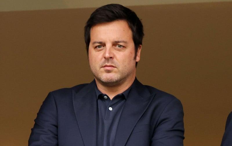 Επιστρέφει