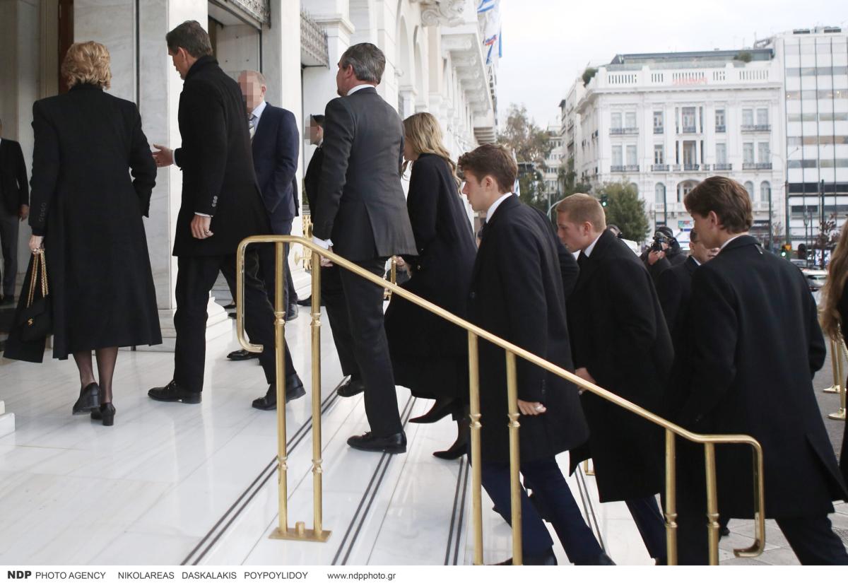 Τα μέλη της βασιλικής οικογένειας προσέρχονται στη «Μεγάλη Βρεταννία»
