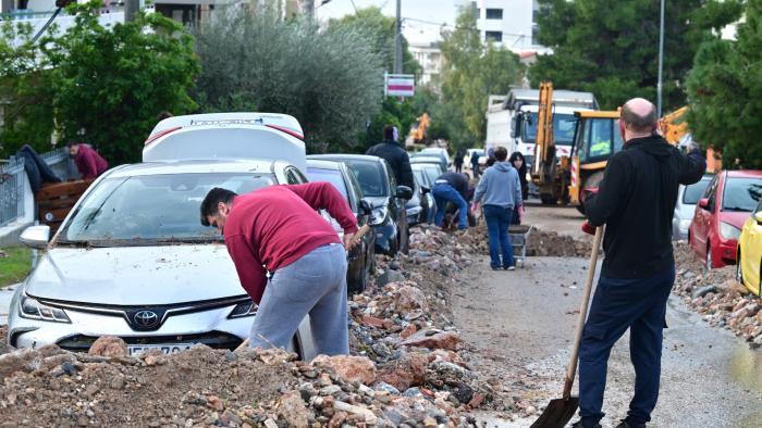 Έπαθε ζημιά το αυτοκίνητο από τη βροχή – Ποιος θα την πληρώσει, πώς θα αποζημιωθείς 2 autokinita fusika fainomena