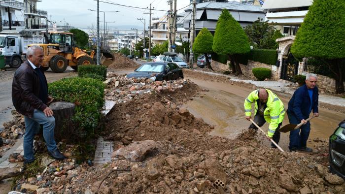 Έπαθε ζημιά το αυτοκίνητο από τη βροχή – Ποιος θα την πληρώσει, πώς θα αποζημιωθείς 3 fusika fainomena katastrofes
