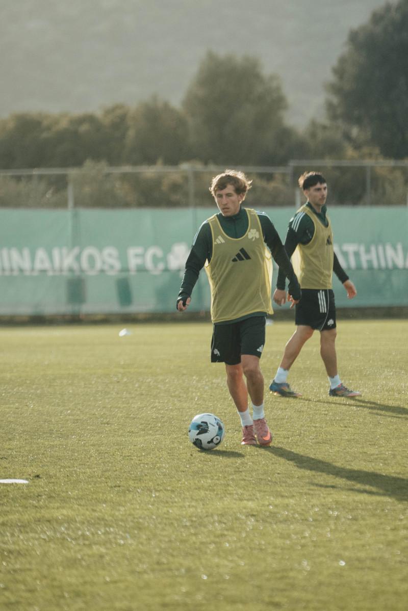 Οι πρώτες φωτογραφίες του Αντίνο με μπάλα στα πράσινα 