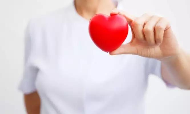 heart hand woman red 666x399 1