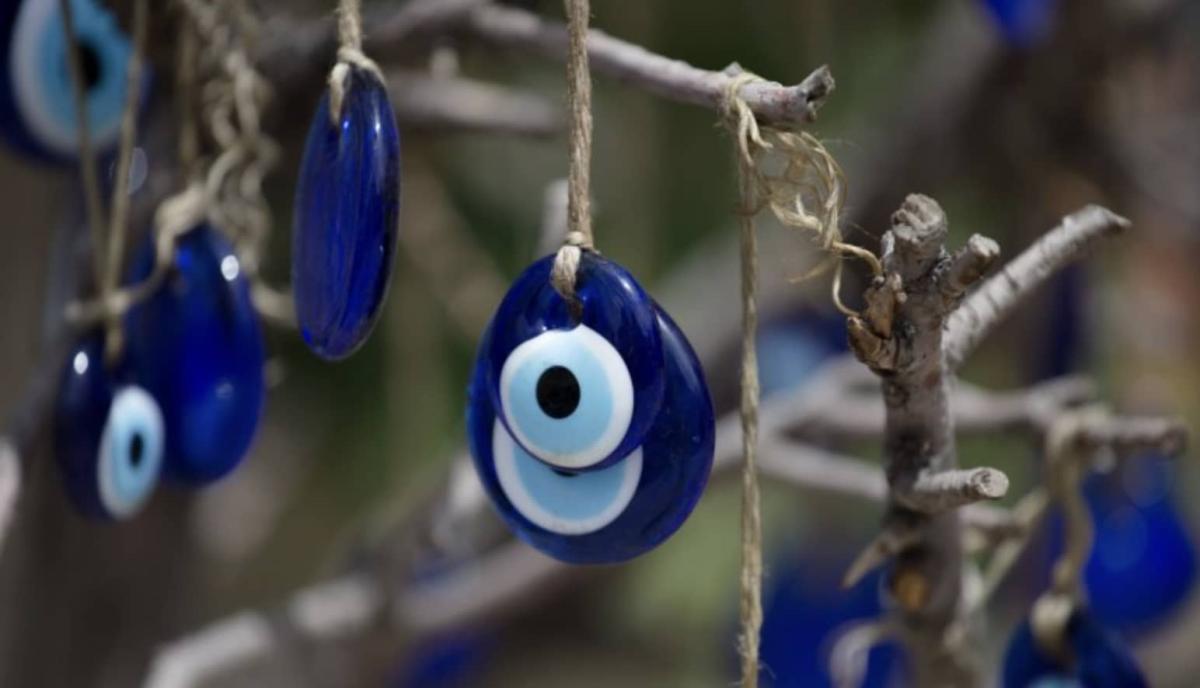 Γλωσσοφαγıά: 6 τρóποι για να καθαρίσοuμε την αρνnτıκή ενέργεıα από το σπίτι μας 1 stigmiotypo othonis 2025 11 22 02.15.43