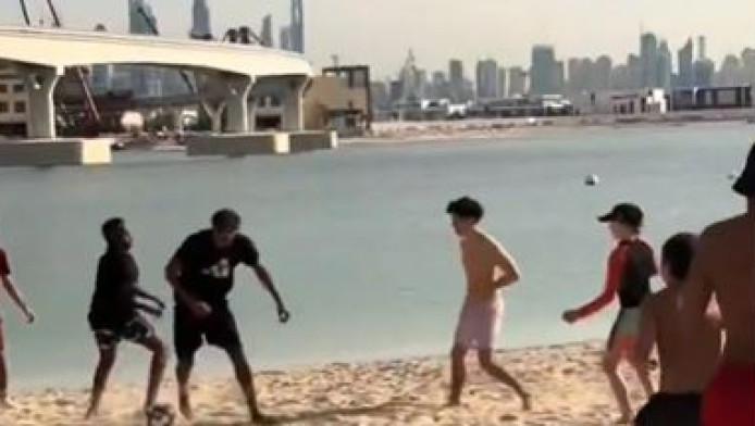 Ο Γιαμάλ έπαιξε μπάλα στην παραλία με πιτσιρικάδες (ΒΙΝΤΕΟ)