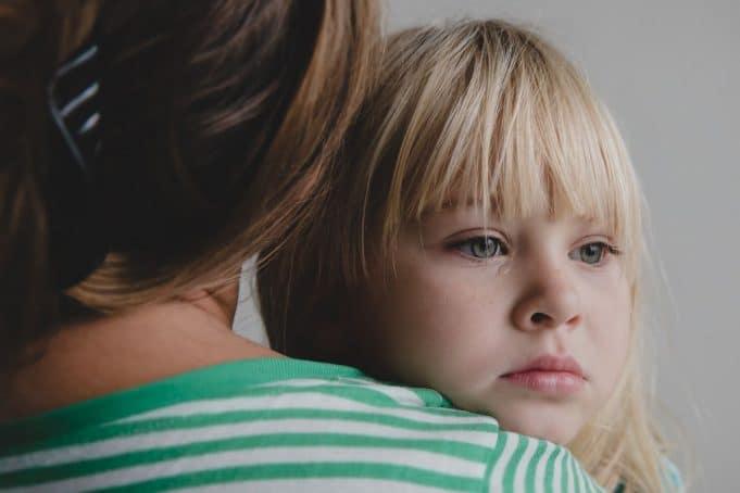 Οι άνθρωποι που μεγάλωσαν με αυστηρούς γονείς, αναπτύσσουν συχνά αυτές τις 8 συνήθειες 1 child mother sad 681x454 1