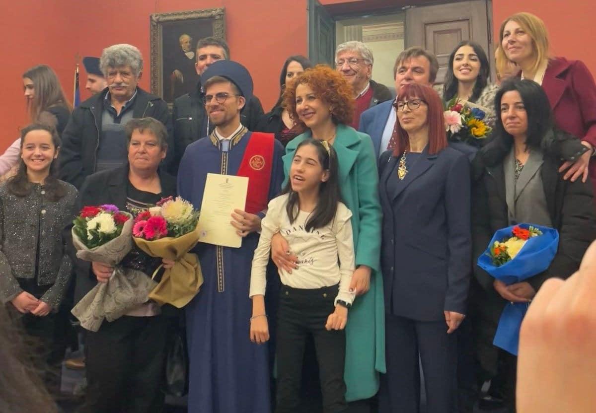 O Μάνος Γιαλιαδάκης αποφοίτησε με 9,8 από τη Νομική Αθηνών: Τον υψηλότερο βαθμό που έχει απονεμηθεί – Δούλευε τα καλοκαίρια ως ταξιτζής 1 gialiadakhs full