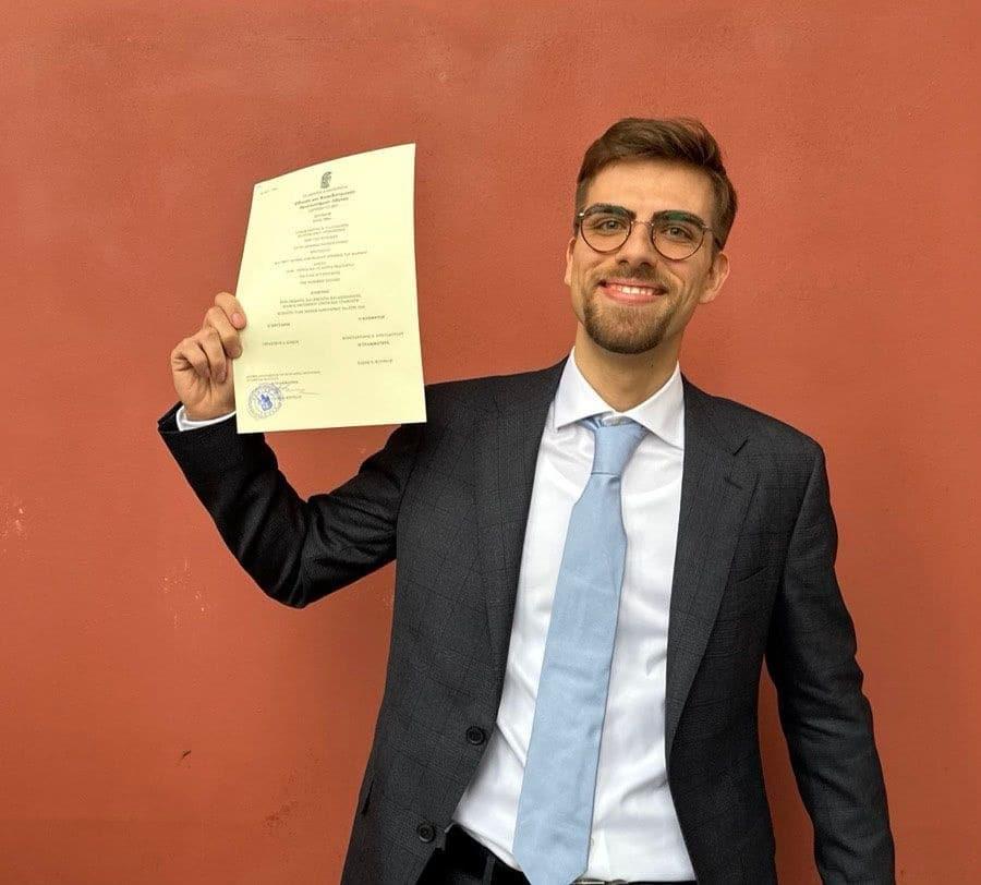 O Μάνος Γιαλιαδάκης αποφοίτησε με 9,8 από τη Νομική Αθηνών: Τον υψηλότερο βαθμό που έχει απονεμηθεί – Δούλευε τα καλοκαίρια ως ταξιτζής 2 gialiadakhs1 full