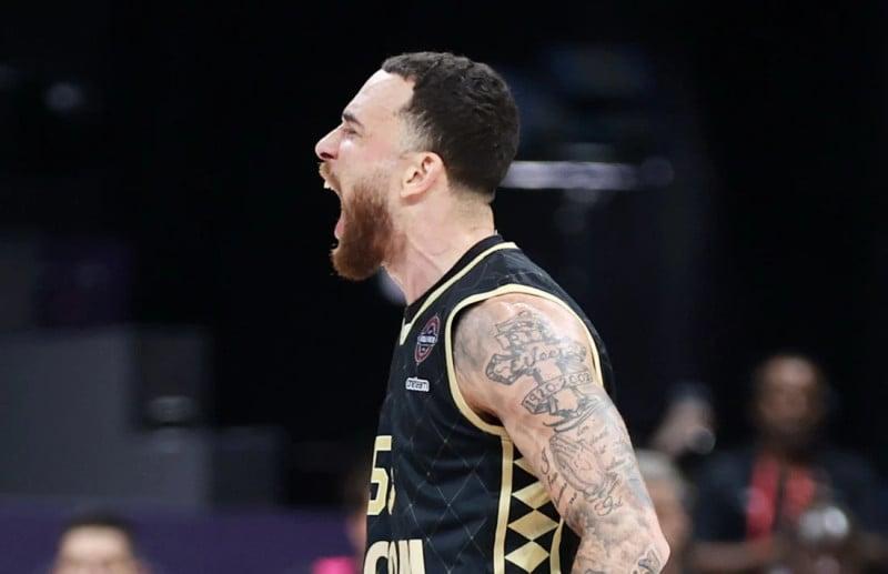 Tρόμερες ατάκες από Τζέιμς: "Για μένα, είμαι ο GOAT της Euroleague"