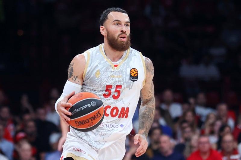 Tρόμερες ατάκες από Τζέιμς: "Για μένα, είμαι ο GOAT της Euroleague"