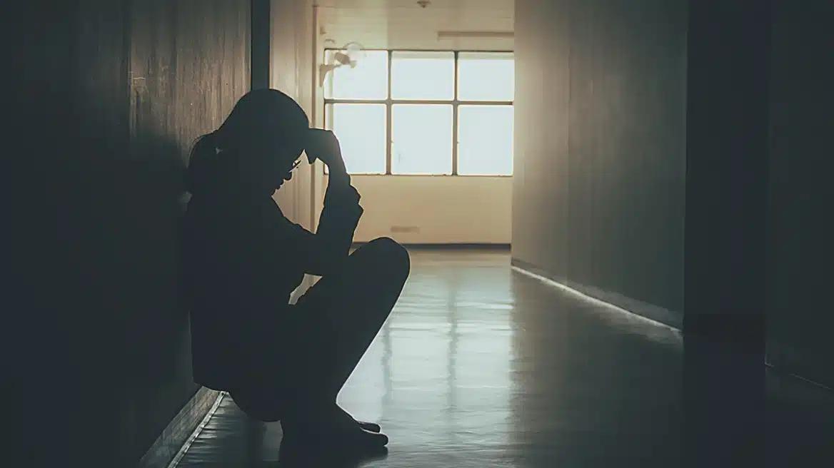 Καθηγητής έστειλε γuμνές εικόνες της πρώην του στον γιο της γράφοντας: «Είσαι περήφανος που την έχεις μάνα;» 1 kathigitis kakopoiisi maketa