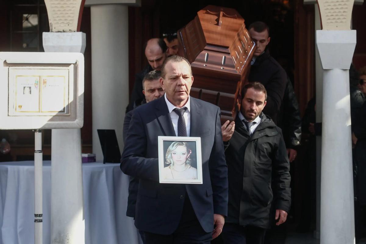 Βιολάντα: Θρήνος στην κηδεία της 44χρονης Έλενας Κατσαρού που σκοτώθηκε στην έκρηξη στο εργοστάσιο 1 kideia elena 543 scaled 1