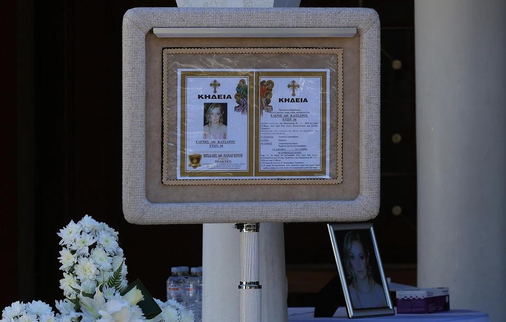 Βιολάντα: Θρήνος στην κηδεία της 44χρονης Έλενας Κατσαρού που σκοτώθηκε στην έκρηξη στο εργοστάσιο 14 kideia katsarou trikala9