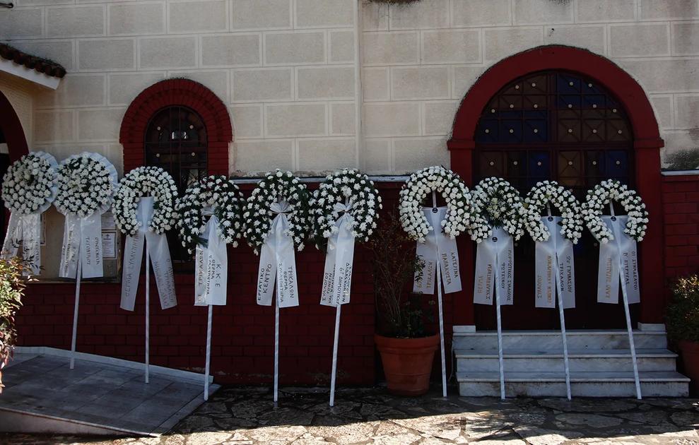 Βιολάντα: Θρήνος στην κηδεία της 44χρονης Έλενας Κατσαρού που σκοτώθηκε στην έκρηξη στο εργοστάσιο 20 kideia katsarou trikala4