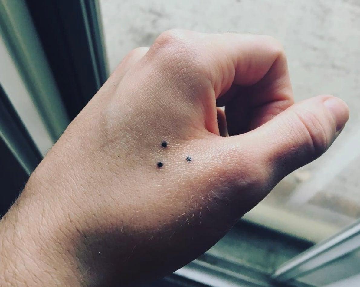 Αν δείτε κάποιον με τατουάζ τριών τέλειων, ίσως θέλετε να φύγετε γρήγορα από εκεί 5 stigmiotypo othonis 2025 06 02 02.23.04