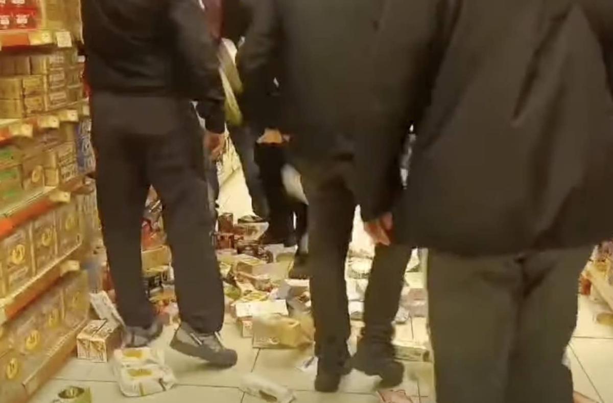 Νεαροί ποδοπάτησαν μπισκότα «Βιολάντα» σε σούπερ μάρκετ – Τρικάκια και συνθήματα 1 stigmiotypo othonis 2026 02 01 13.44.44