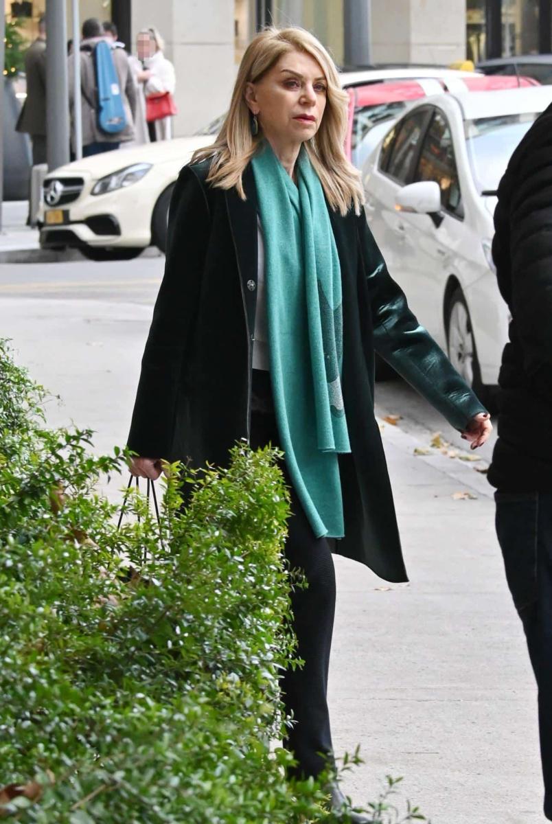 Η πιο σοφιστικέ Ελληνίδα: H Έλλη Στάη με κασκόλ με τεράστιο κεφάλι ζώου, εντυπωσιάστηκαν ακόμη και οι παπαράτσι 2 elli stai prasino palto