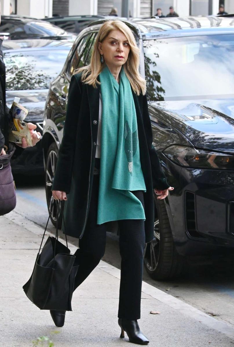 Η πιο σοφιστικέ Ελληνίδα: H Έλλη Στάη με κασκόλ με τεράστιο κεφάλι ζώου, εντυπωσιάστηκαν ακόμη και οι παπαράτσι 3 elli stai prasino palto 1 1