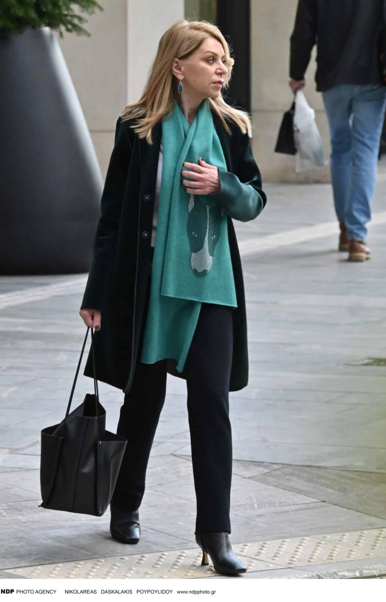 Η πιο σοφιστικέ Ελληνίδα: H Έλλη Στάη με κασκόλ με τεράστιο κεφάλι ζώου, εντυπωσιάστηκαν ακόμη και οι παπαράτσι 4 1 2 scaled