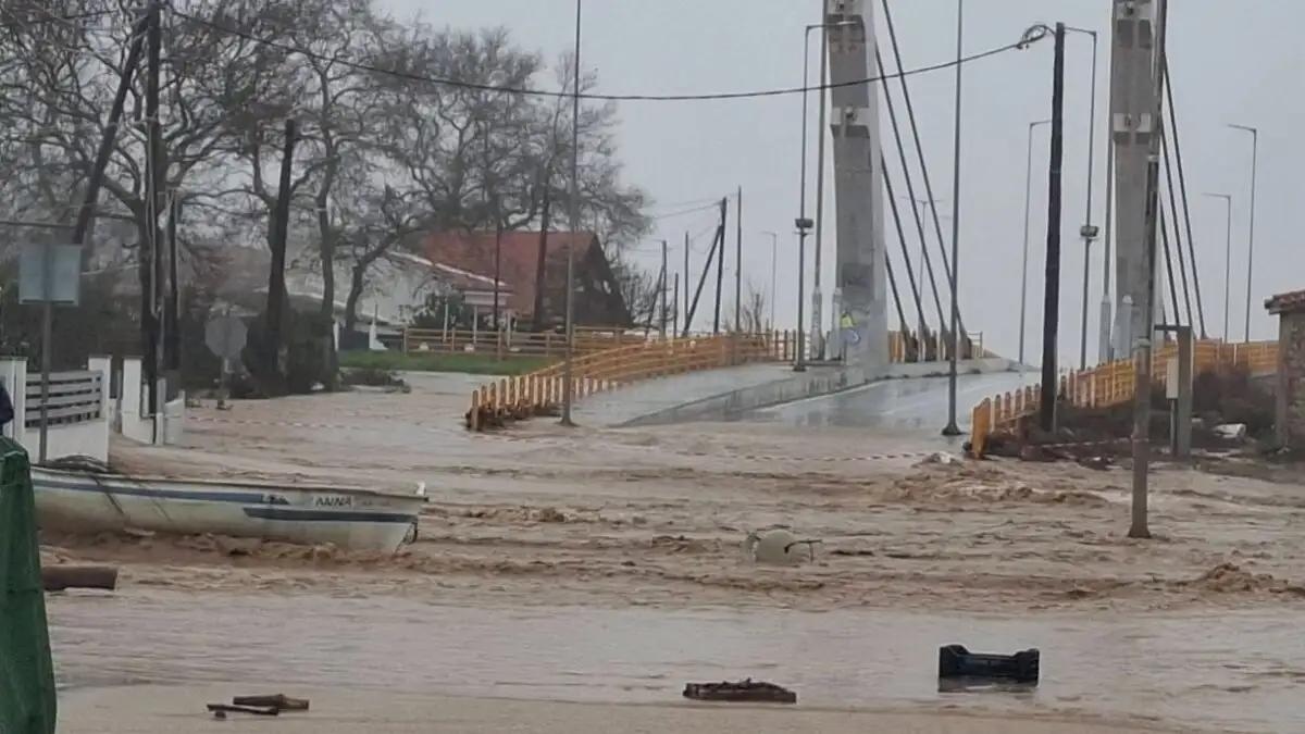 Λάρισα: Η θάλασσα έγινε ένα με τη στεριά – Πλημμύρες σε δρόμους και αγροτικές εκτάσεις 1 kakokairia larisa2 1200x675 1