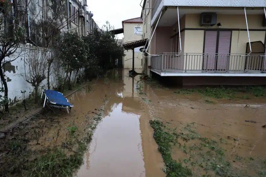 Λάρισα: Η θάλασσα έγινε ένα με τη στεριά – Πλημμύρες σε δρόμους και αγροτικές εκτάσεις 9 agiokampos 10