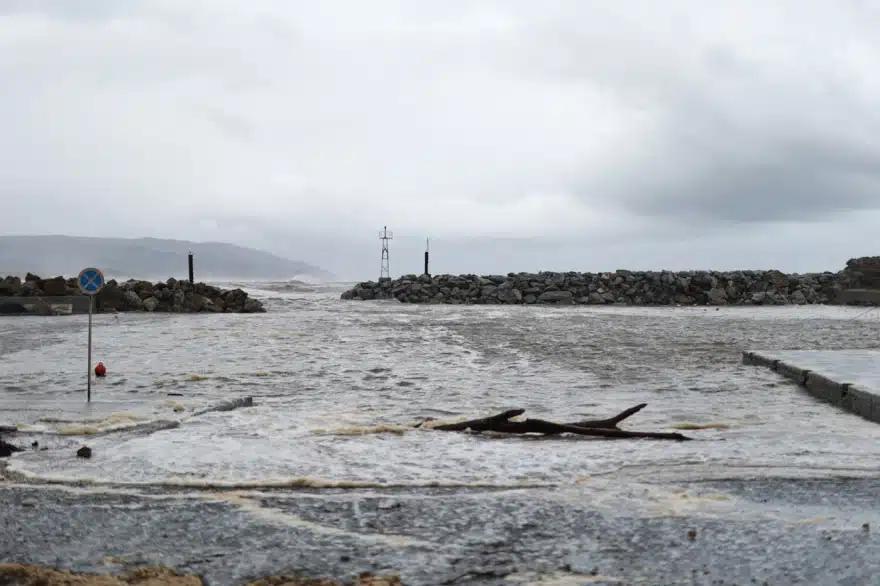 Λάρισα: Η θάλασσα έγινε ένα με τη στεριά – Πλημμύρες σε δρόμους και αγροτικές εκτάσεις 10 agiokampos 11